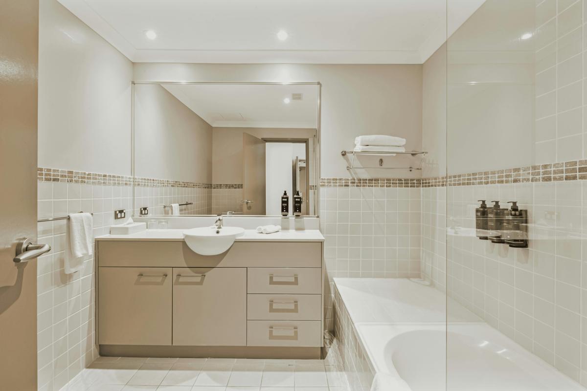 mercure kooindah waters resort bathroom facilties for one bedroom apartment