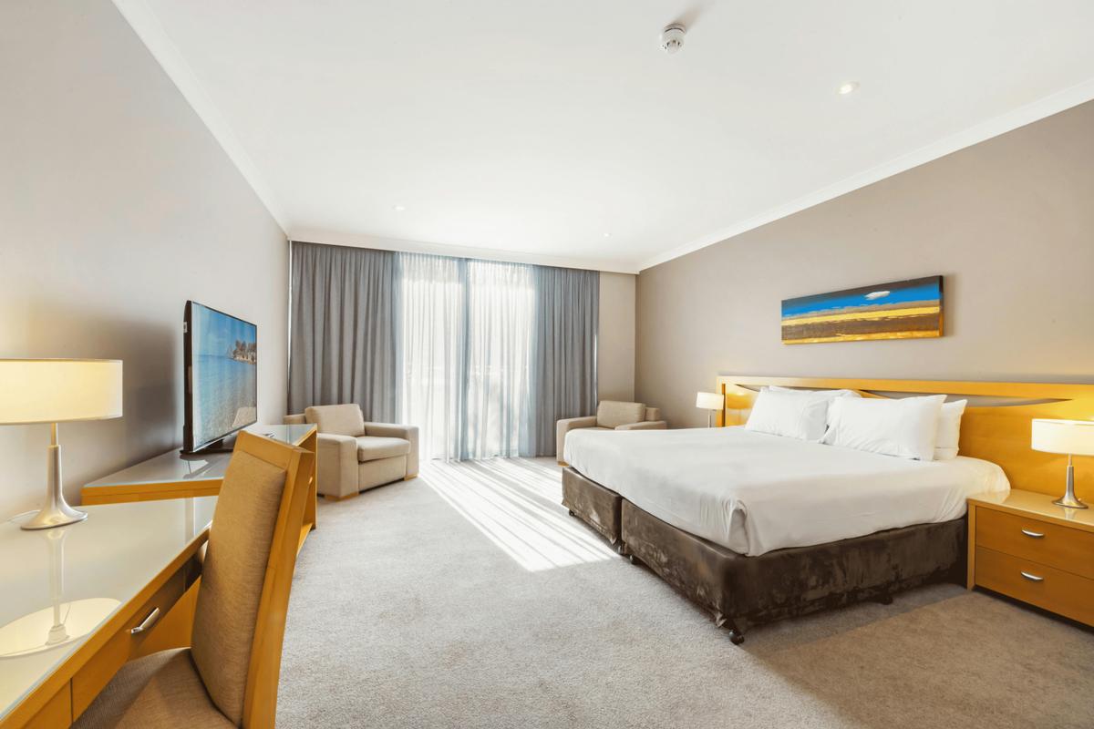 Mercure kooindah waters resort 1 standard king room