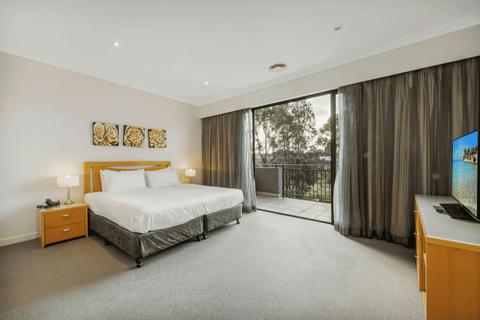 2 bedroom aparmtment bedroom mercure kooindah waters