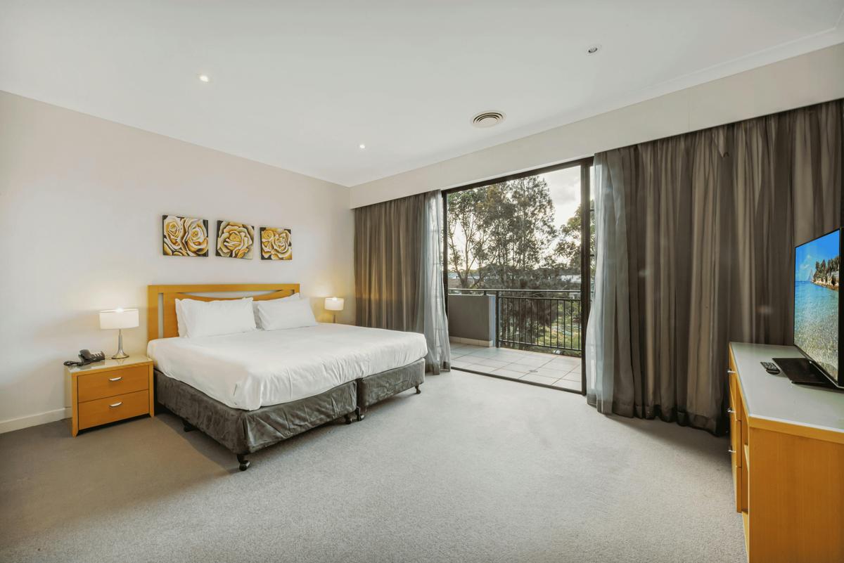 2 bedroom aparmtment bedroom mercure kooindah waters