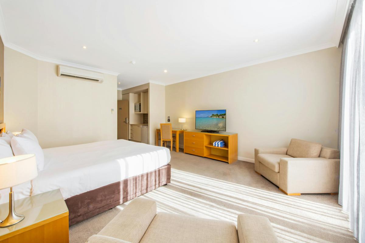 Mercure Kooindah waters standard king room with tv and natural light