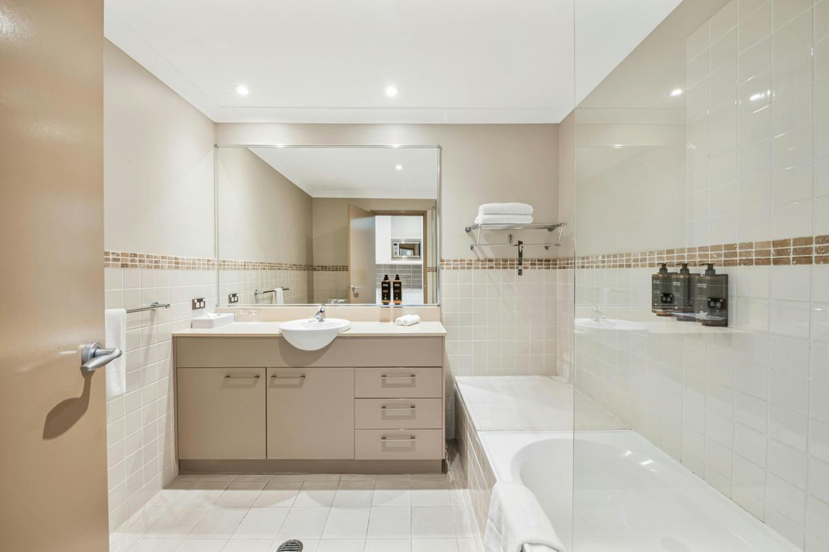 Mercure kooindah waters central coast resort bathroom