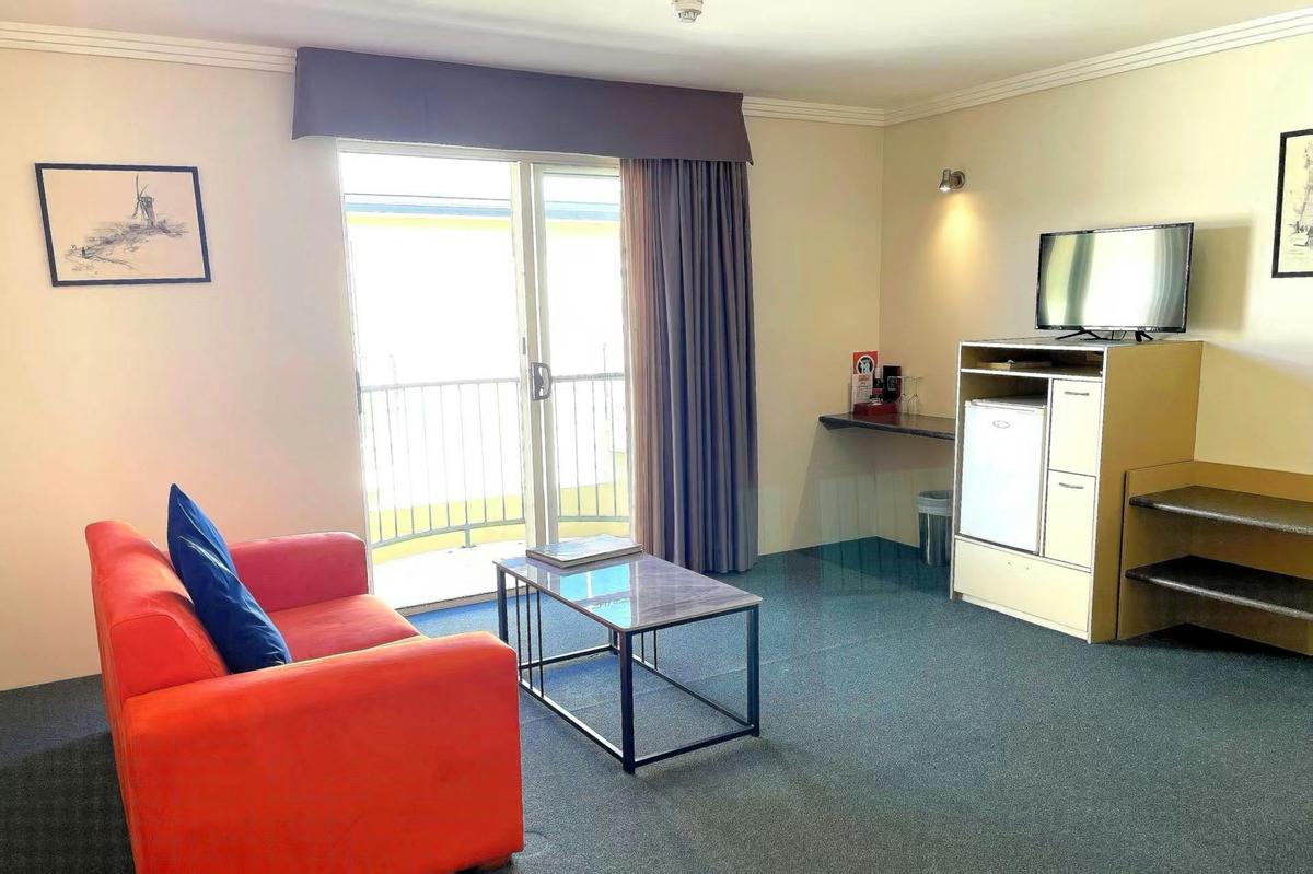 Our Executive Deluxe  Room has  a Queen bed and Ensuite