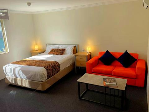 Our Executive Deluxe   Spa Room has  a Queen bed and Ensuite