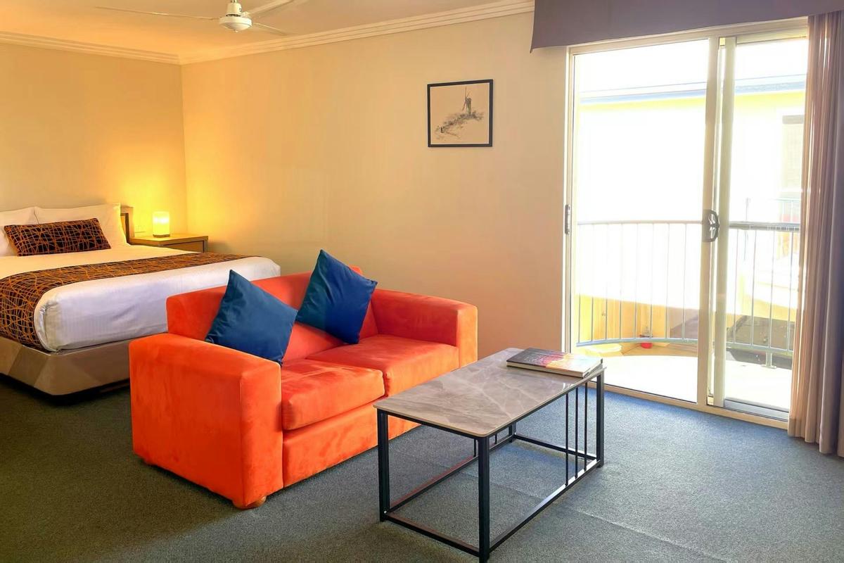 Our Executive Deluxe  Room has  a Queen bed and Ensuite