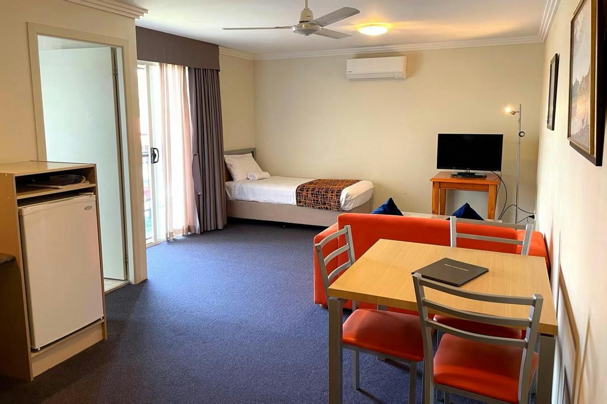 Our Executive Apartments has  a Queen bed and a Single bed. Ensuite and Kitchenette