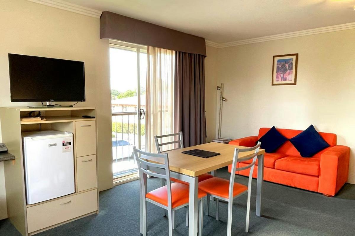 Our Executive Twin Room  has  a Queen  bed a Single bed. Ensuite