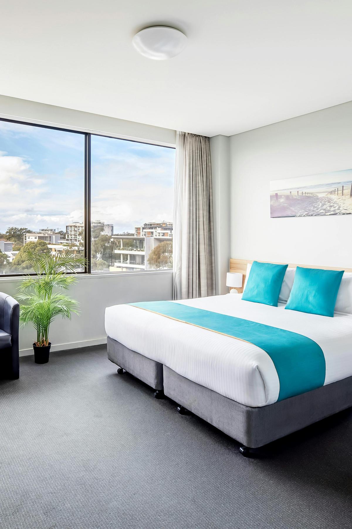 Superior Queen Room at Metro Hotel Miranda