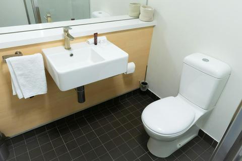 The Mill Hotel, Milperra - Queen Room - Bathroom