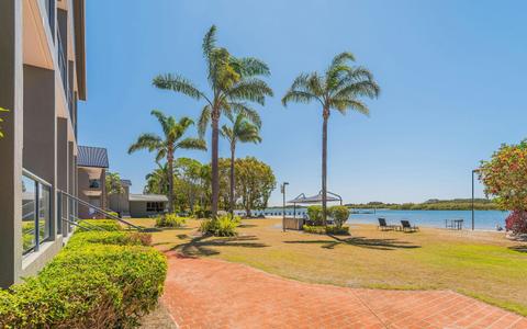 Standard Family Room Queen and 2 Singles