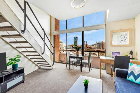 Loft-style apartment with Darling Harbour views