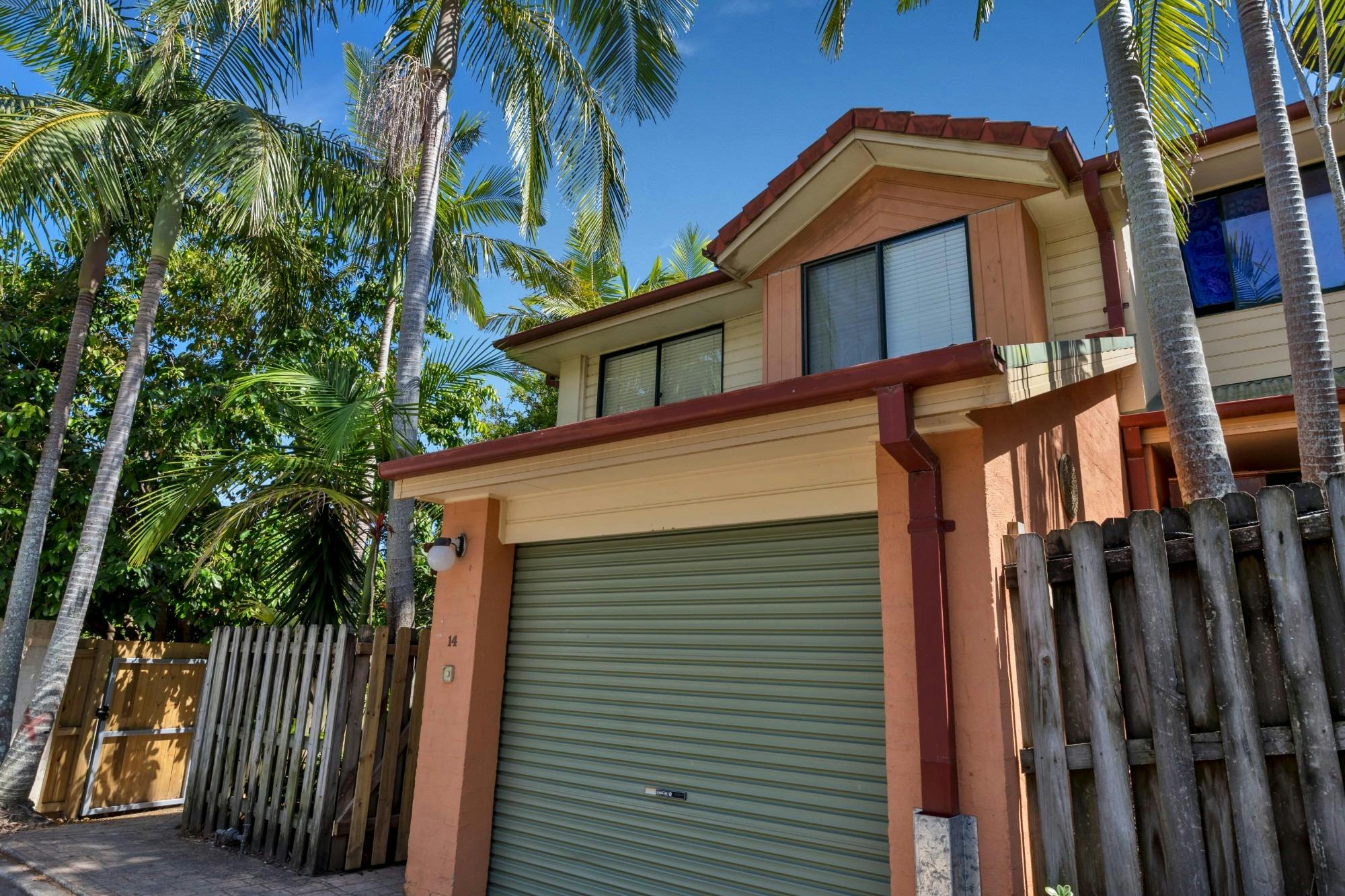 Mahogany Lodge - two storey villa with single lock up garage