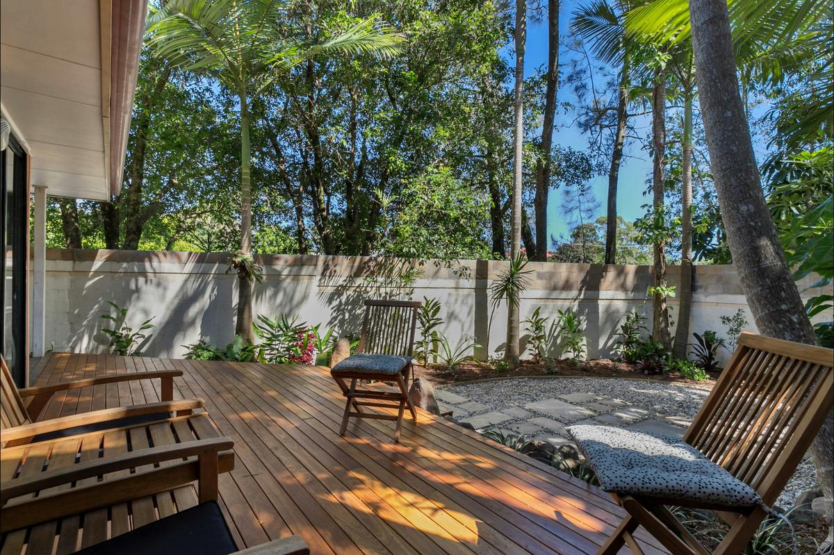 Mahogany Lodge - shaded and private deck area