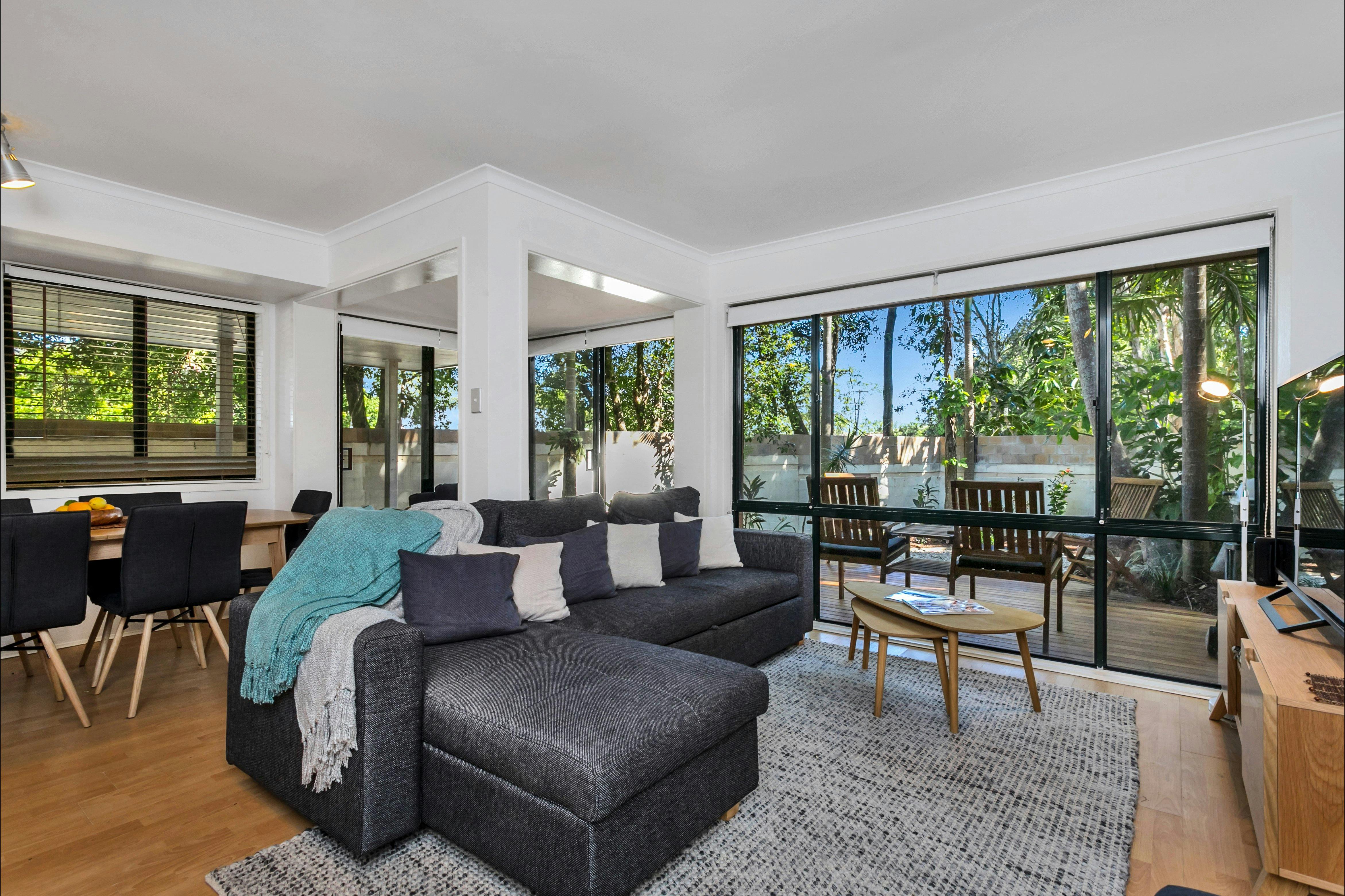 Mahogany Lodge - lounge area to deck
