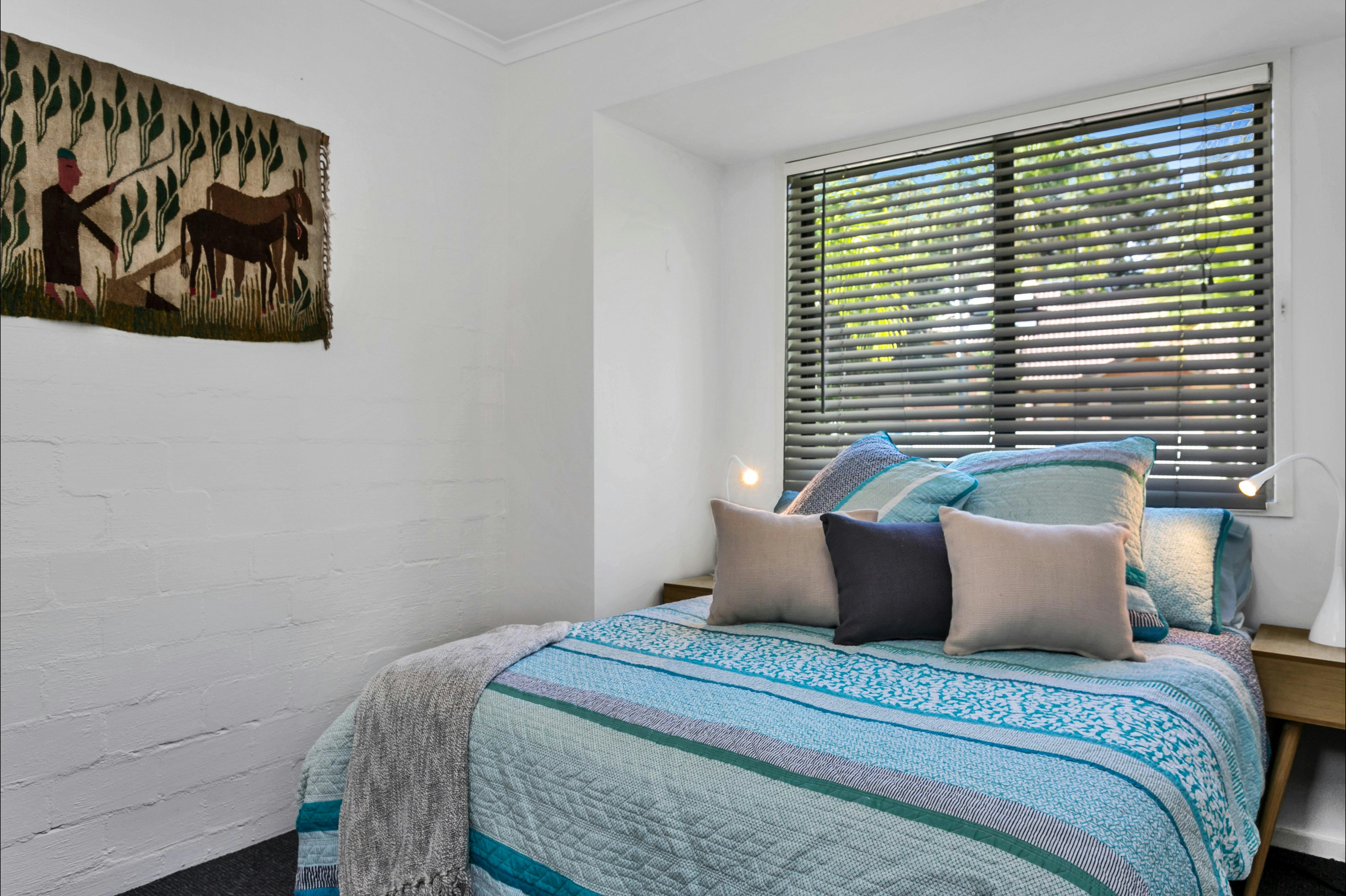 Mahogany Lodge - queen room with venetian blinds