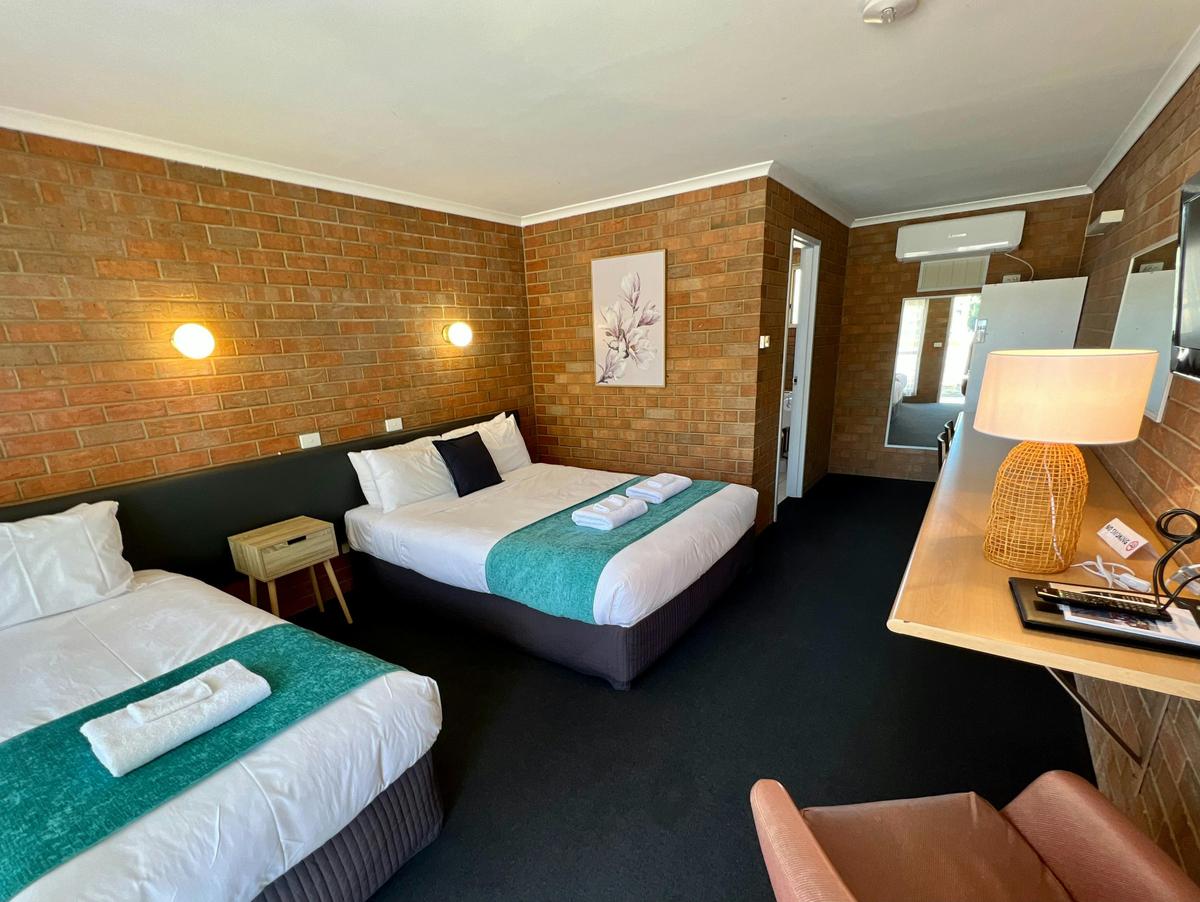 Motel Queen + Single Room