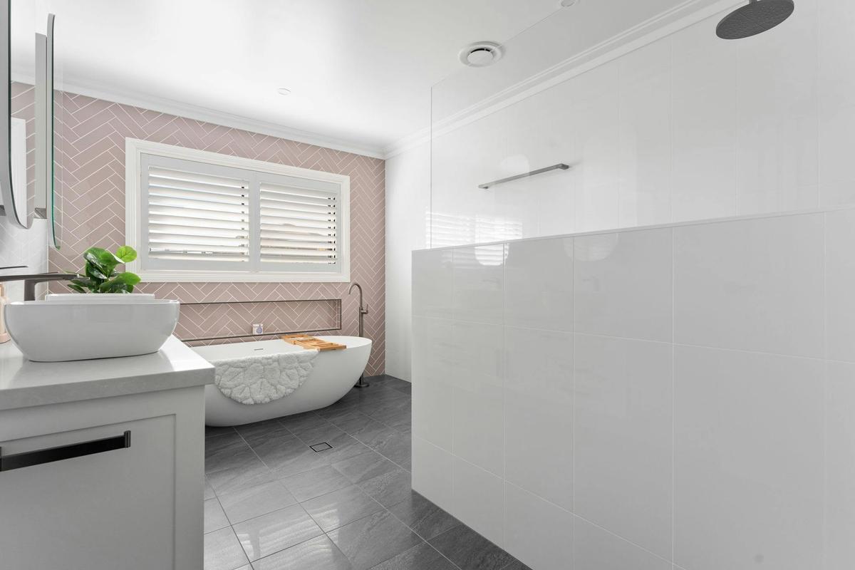 Main bathroom at Lovely Laffing Waters