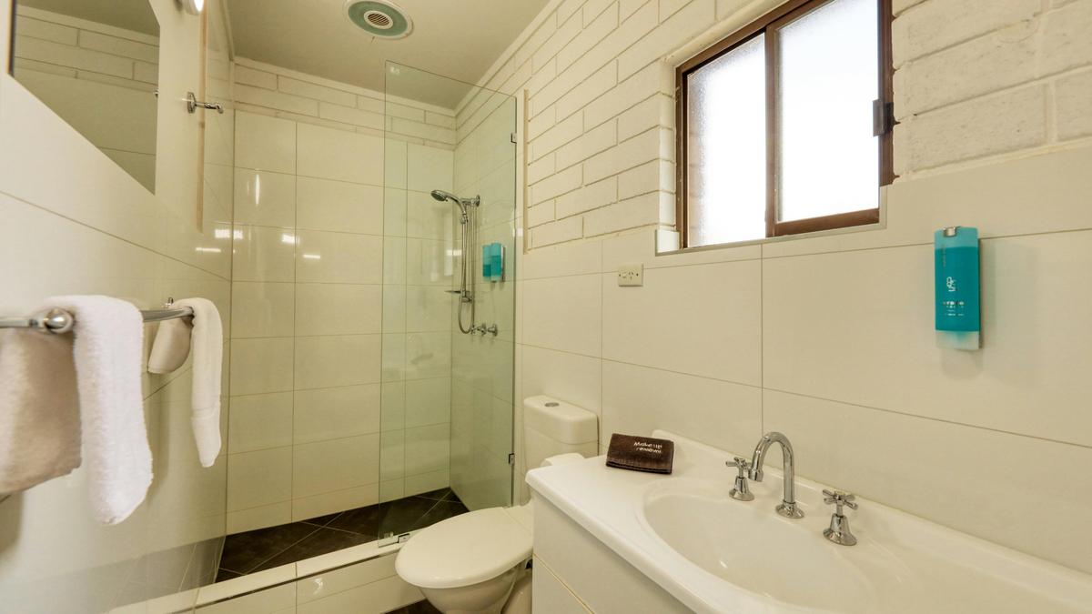Queen Room bathroom