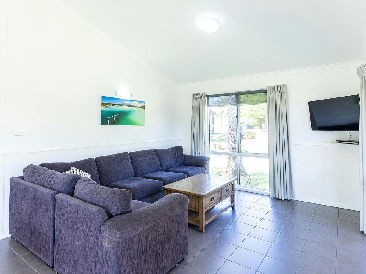 3 bedroom Lakeside Cabin | Lounge