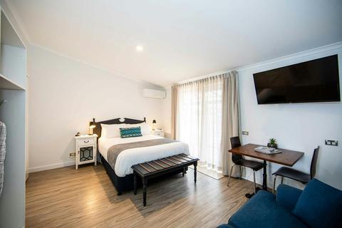 Queen w/ Kitchenette