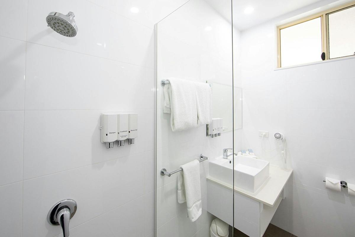 King w/ Kitchenette Bathroom