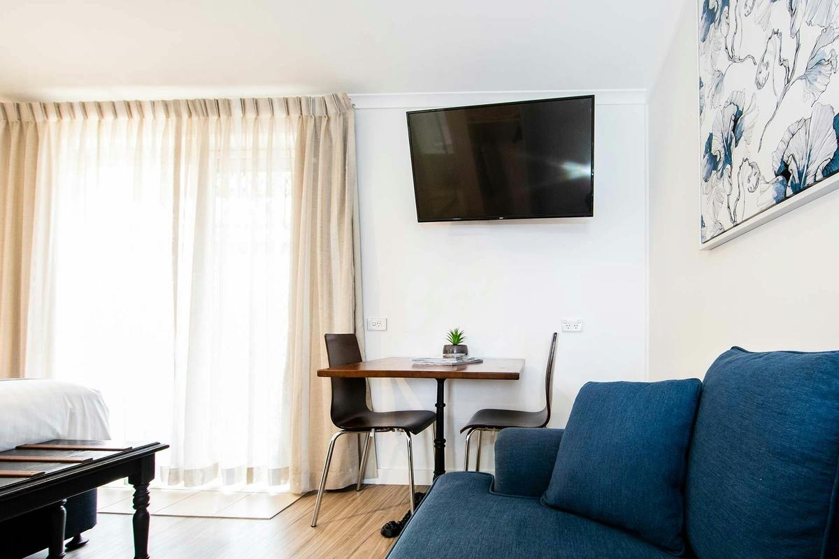 Queen w/ Kitchenette