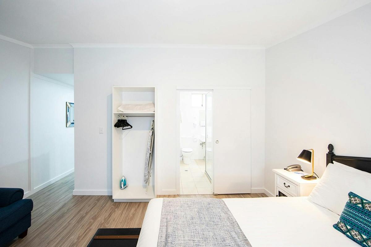 Queen w/ Kitchenette