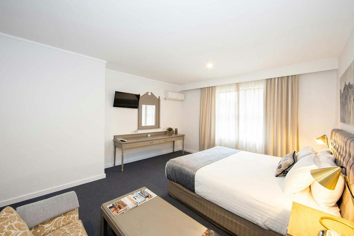 King w/ Kitchenette Desk and TV