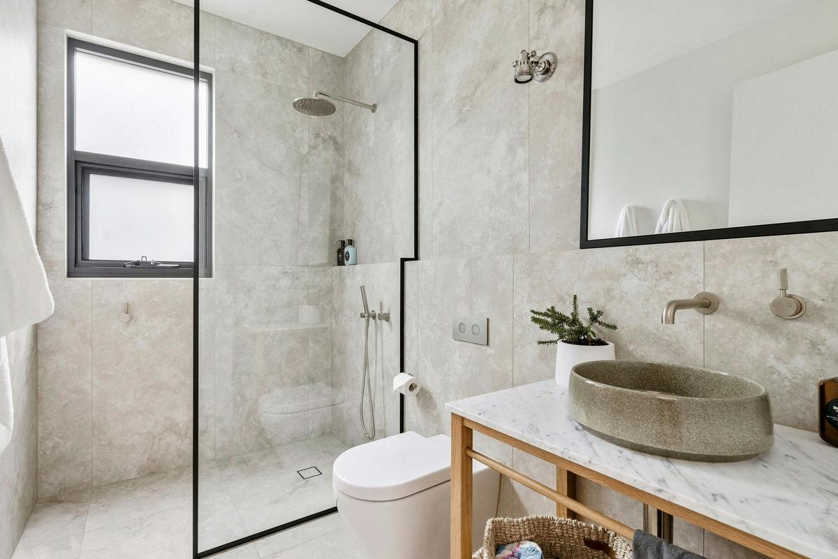 Maple on Edward Cottage Berry - Bathroom