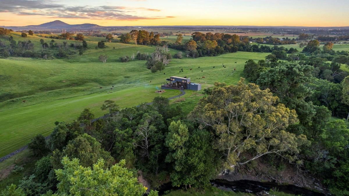 Moonsong - Indulge in a lavish retreat nestled within lush farmland, embraced by untamed woodlands