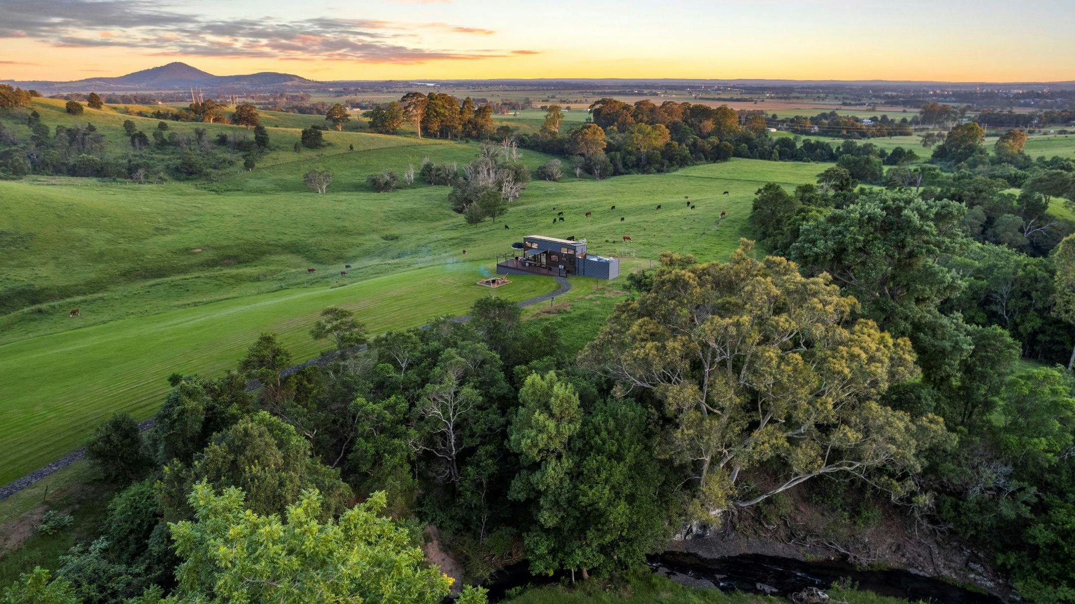 Moonsong - Indulge in a lavish retreat nestled within lush farmland, embraced by untamed woodlands