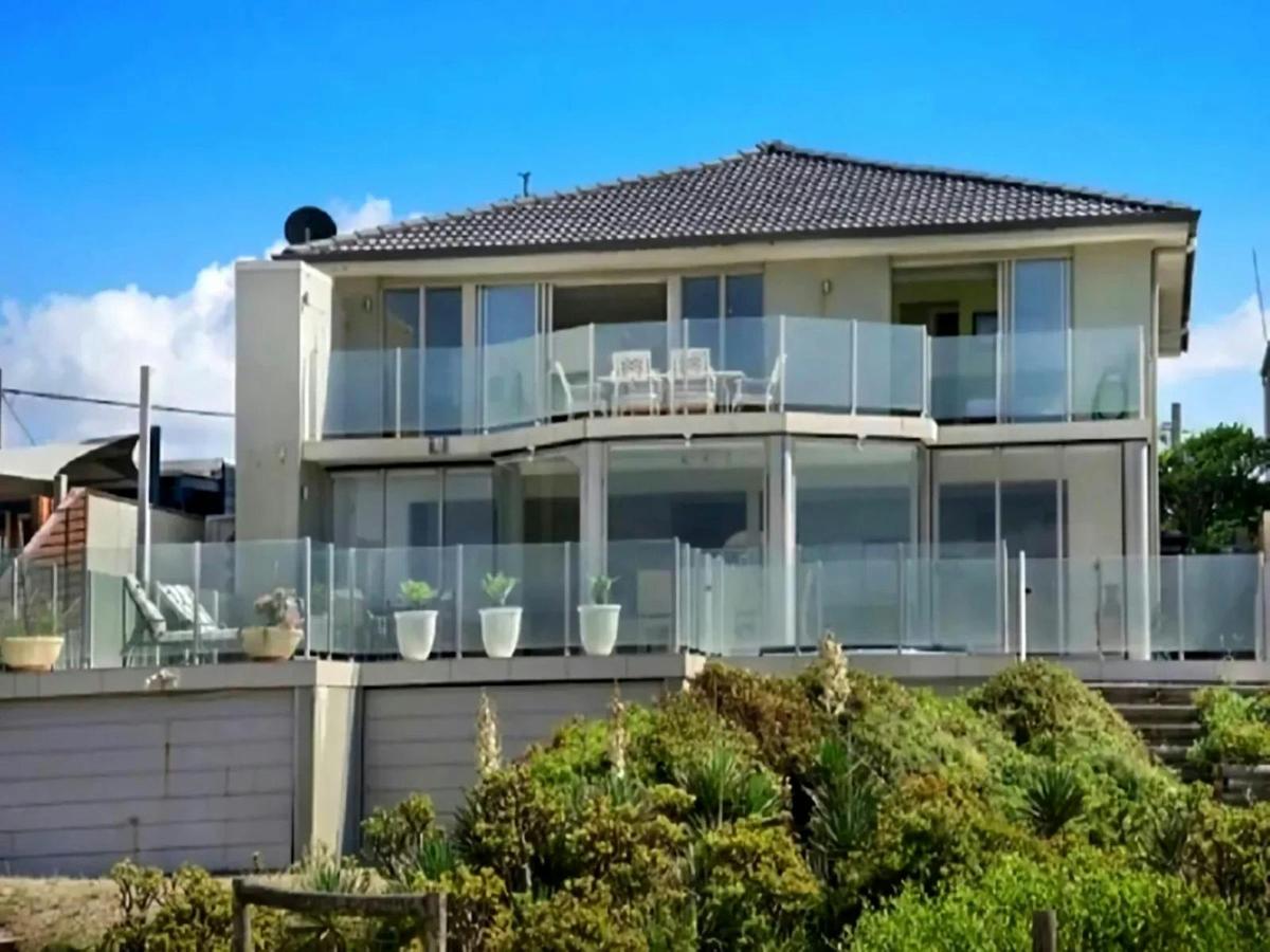 Prime ocean-front location; Ocean Beach just steps away across the sand dune