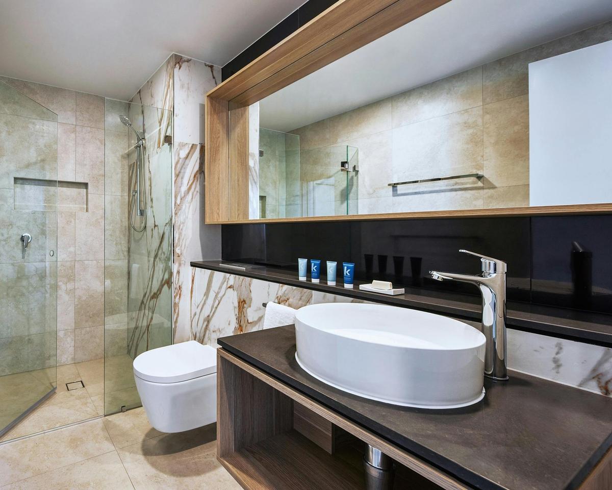 1 Bedroom Balcony Suite bathroom