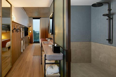 Moxy Queen Sleeper - Bathroom