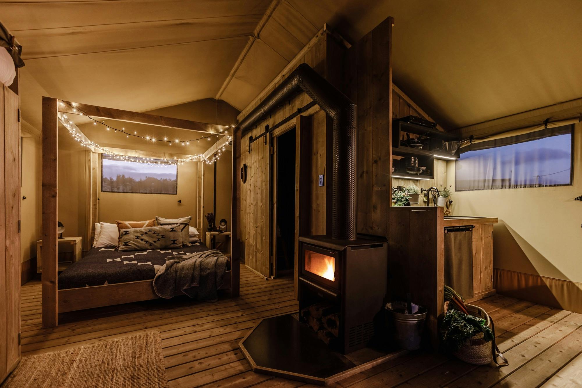 Real glamping...four poster bed, bathroom, kitchen, wood fire plus more