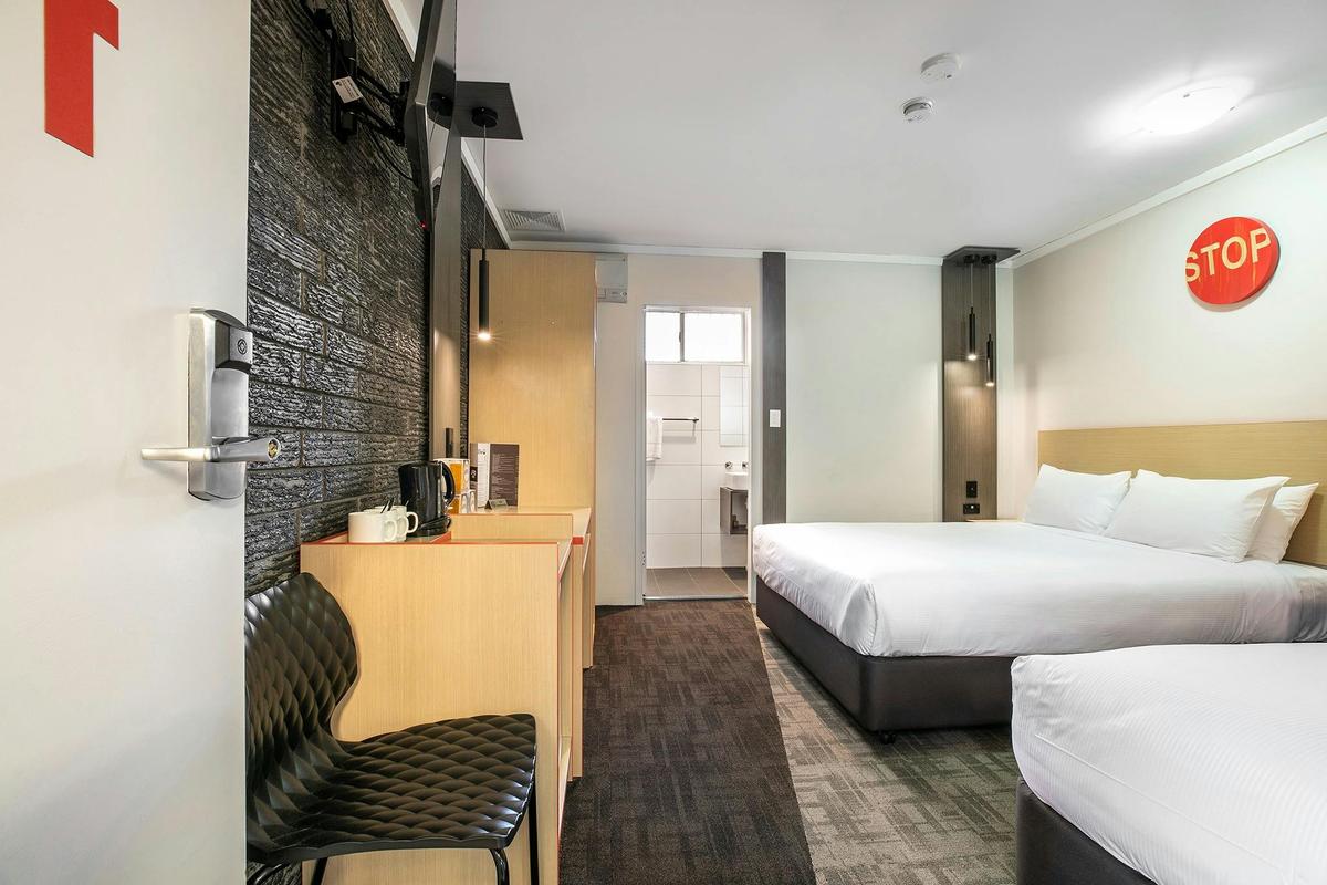 Studio Queen & Single