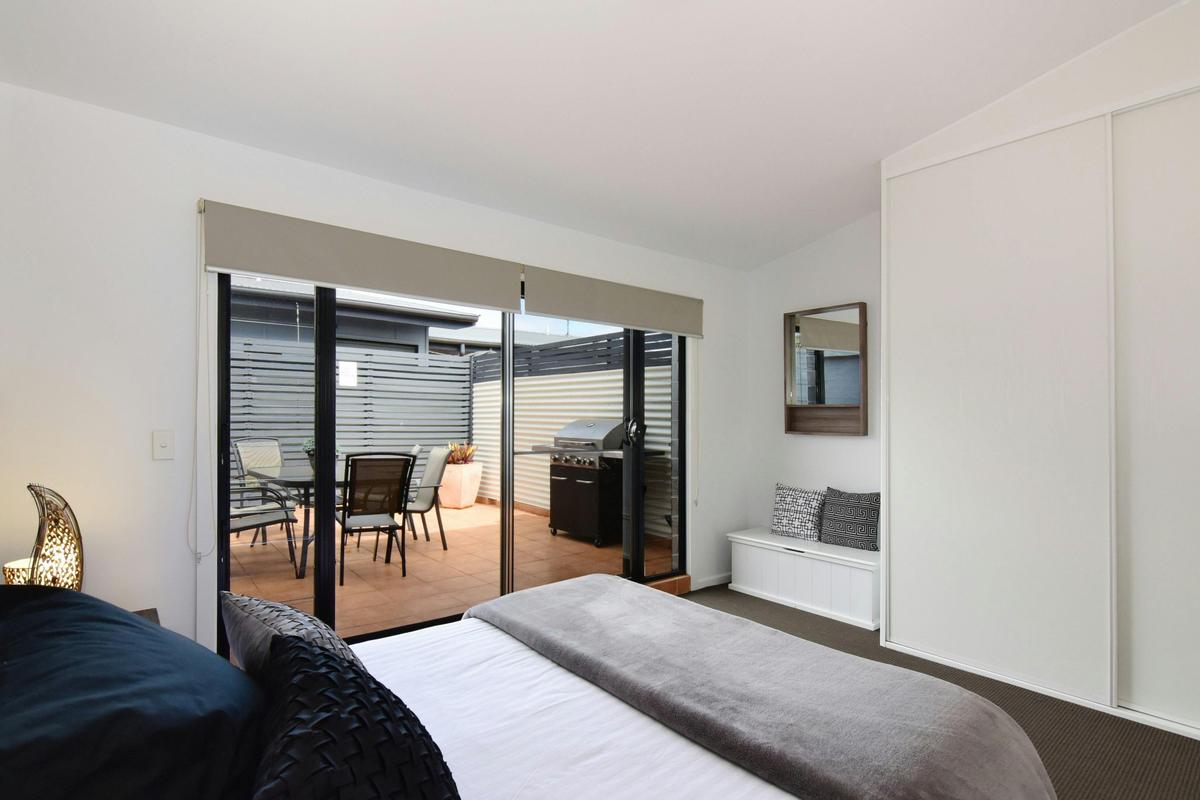 Queen bedroom opening onto courtyard