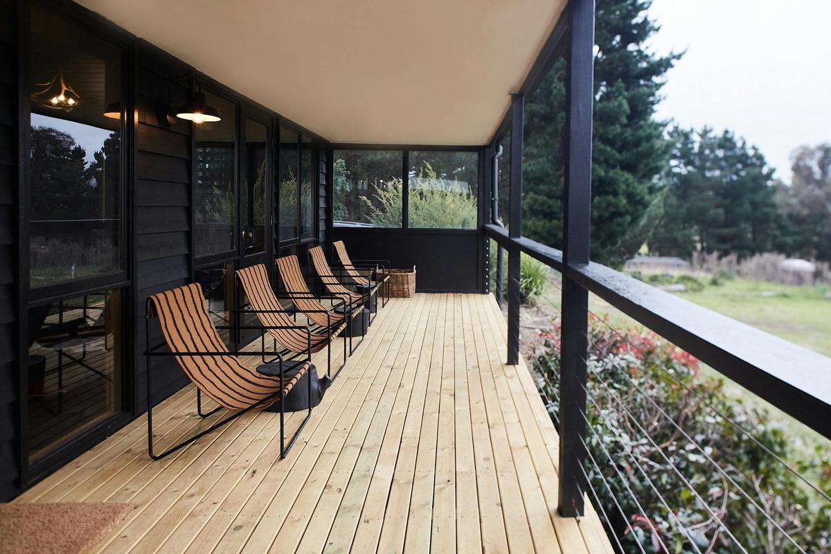 Expansive deck