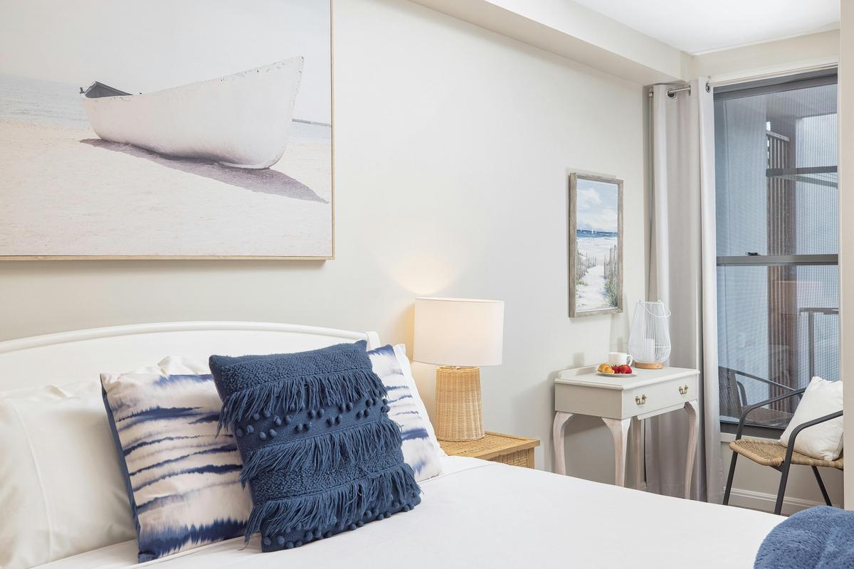 Main bedroom study nook