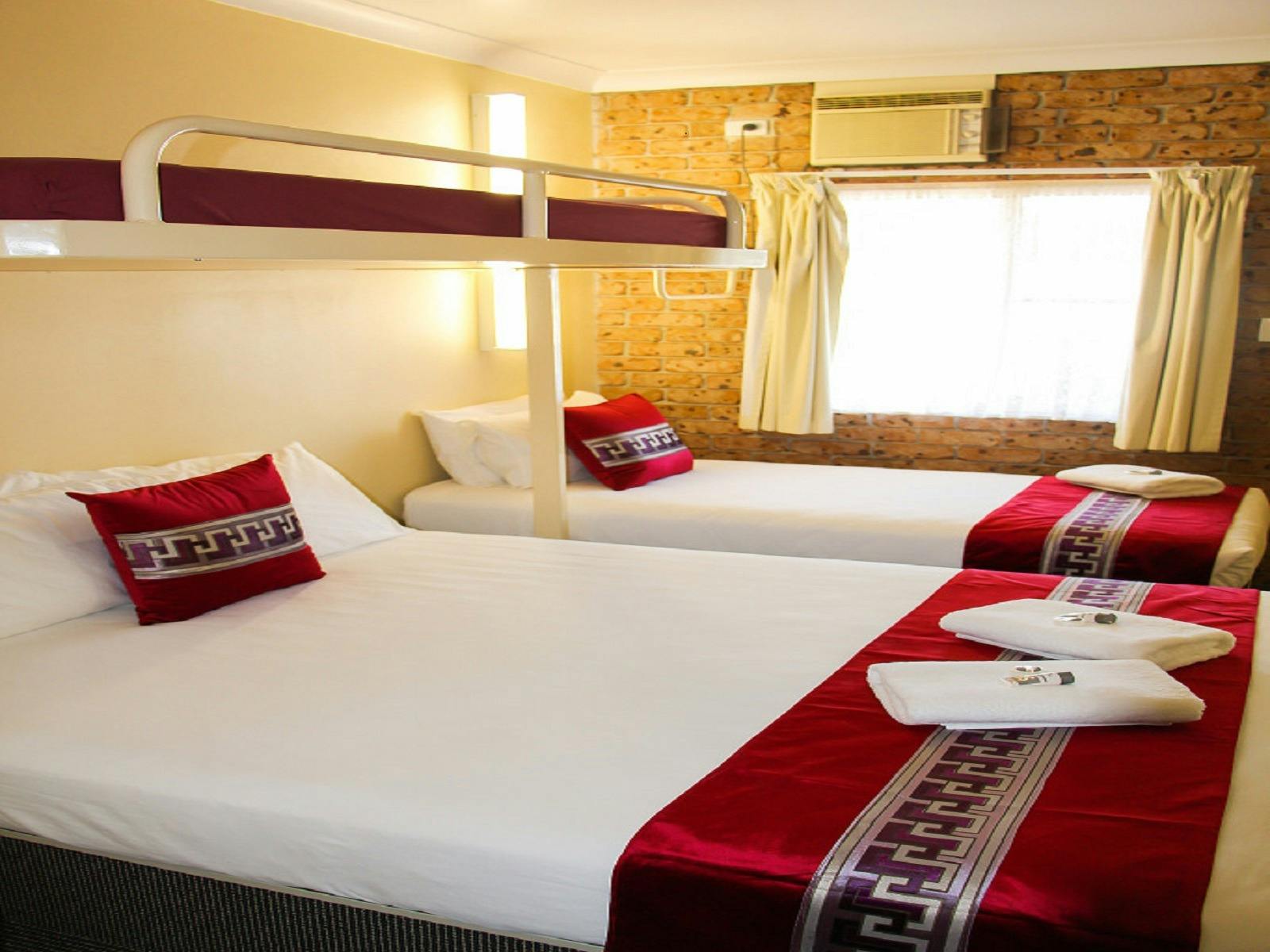 Queen plus Single and Bunkbed room