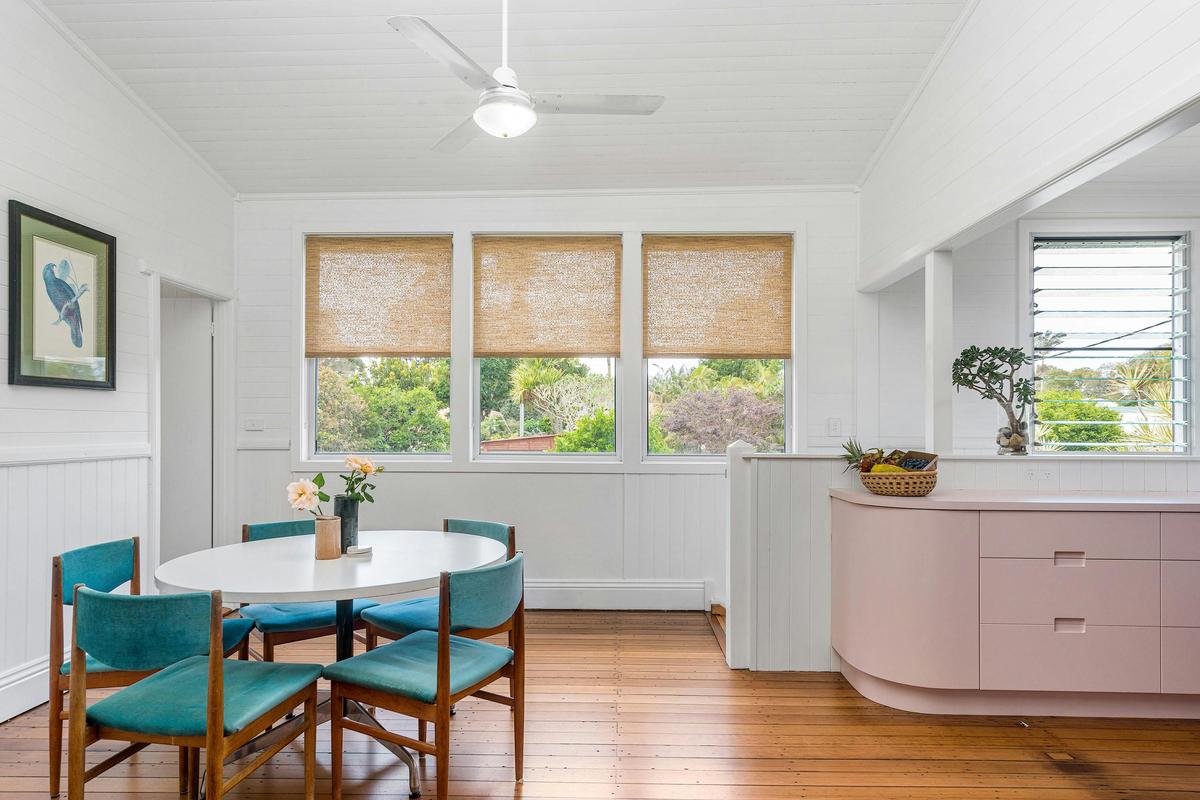 Mullum River House - Mullumbimby - Dining and kitchen