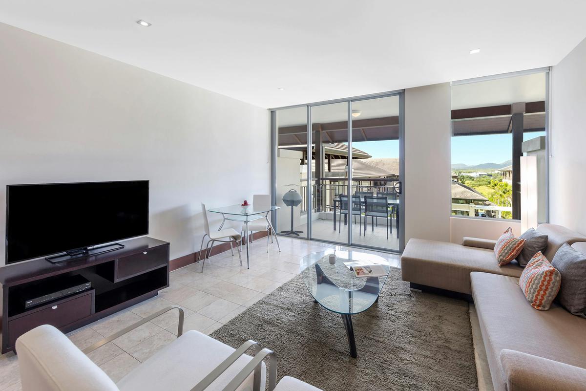 Oaks Santai-Studio Courtyard-Living-1-HR