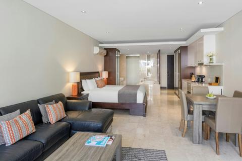 Oaks Santai-Studio Courtyard-Living-In-HR