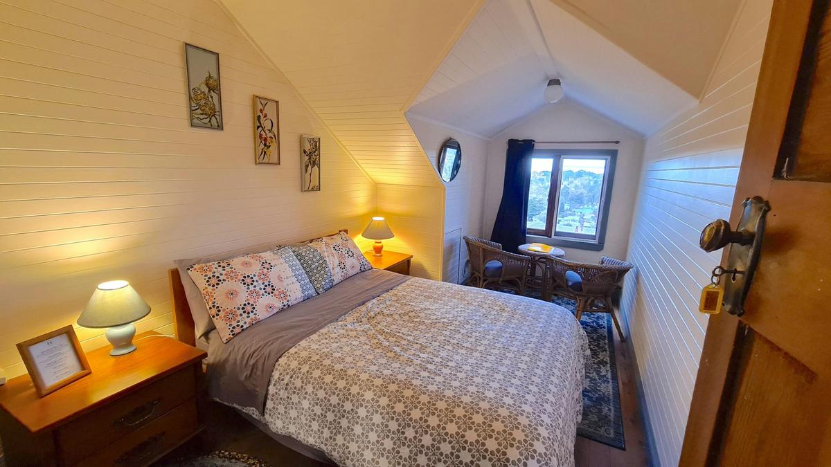 Cosy upstairs double