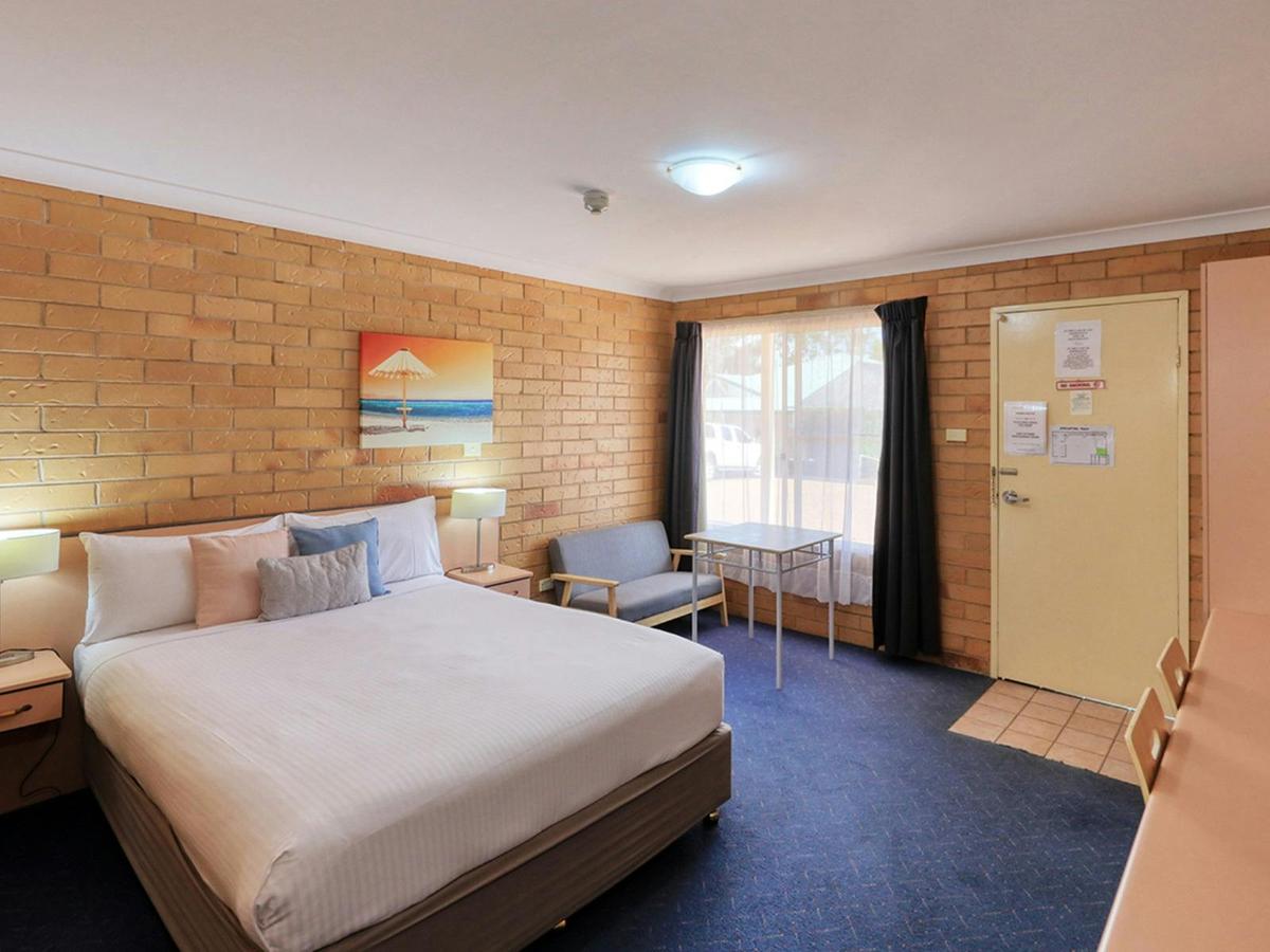 North Parkes Motel spacious queen room