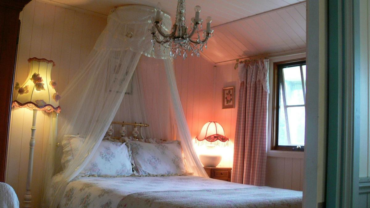 Alecia Cottage Main Bedroom - Beautifully decorated in Old World Shabby Chic Style