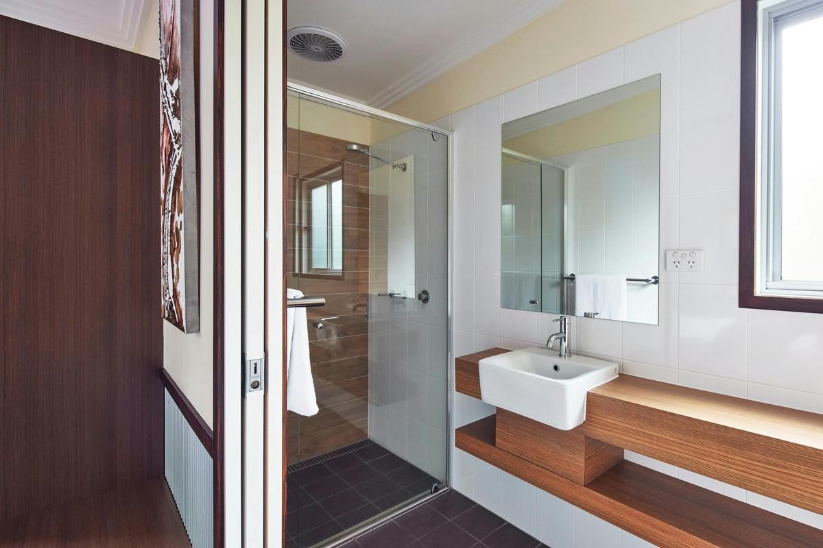 Luxury freshwater retreat - bathroom