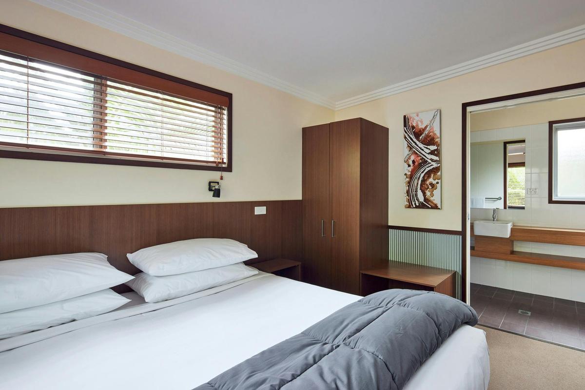 Luxury freshwater retreat - bedroom