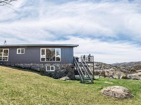 Exterior view of Numbananga Lodge in summer, Smiggin Holes, Kosciuszko National Park. Photo: Robert