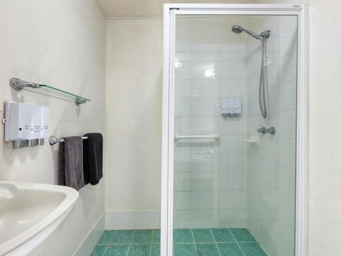 Queen Bathroom